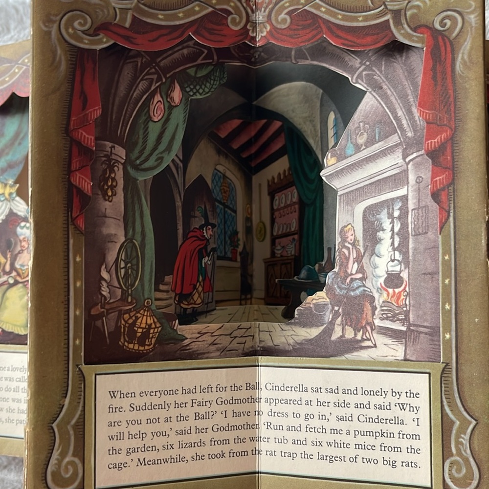 Cinderella Illustrated Peepshow Book - Picture 7 of 7